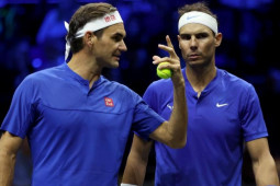 Federer cảm kích thịnh tình Nadal, có thể tái xuất đánh thêm trận chia tay