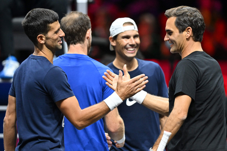 Djokovic (trái) muốn được giải nghệ giống như Federer, anh cũng quyết tâm cạnh tranh với Nadal