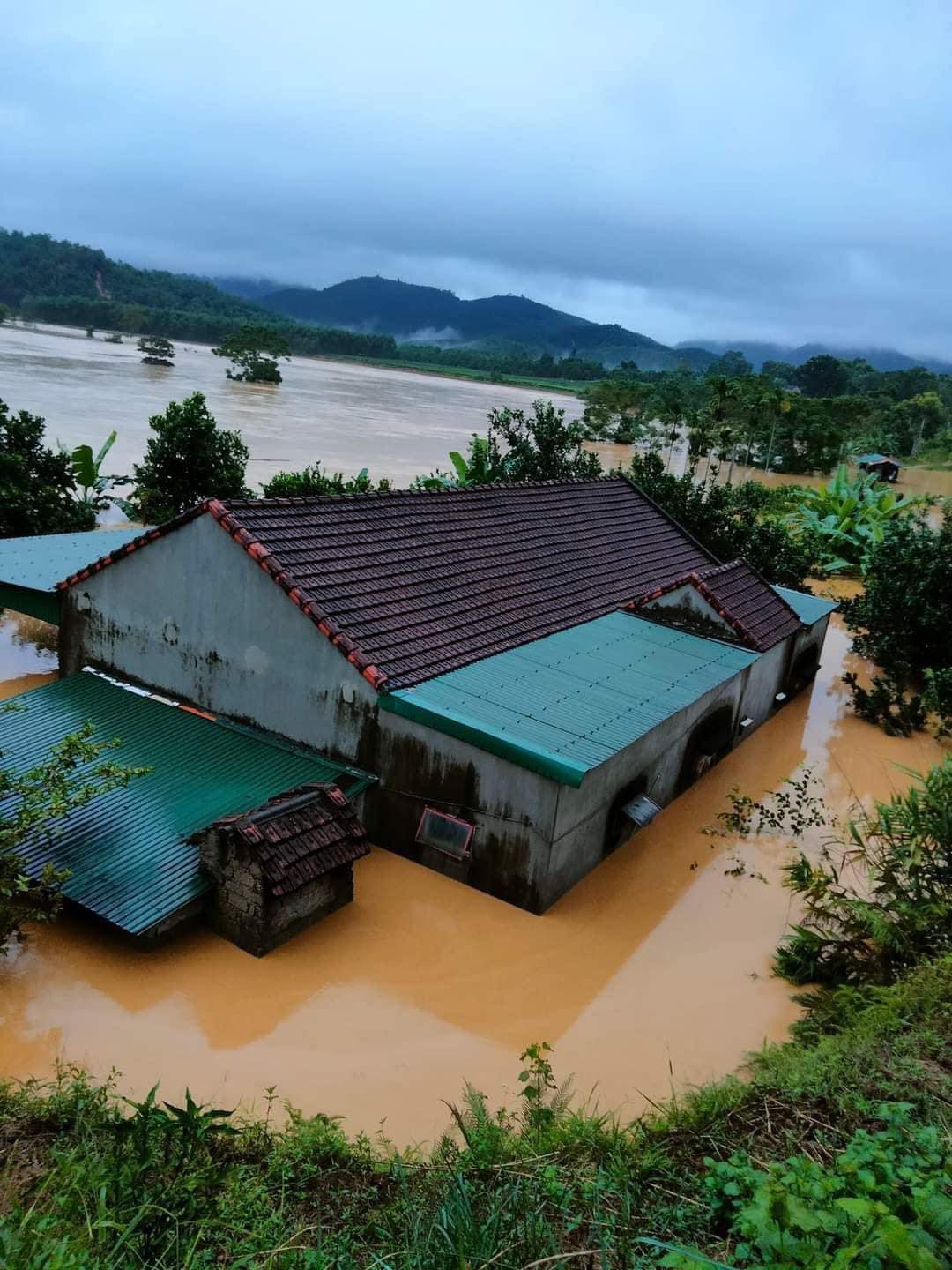 Mưa lũ trên địa bàn tỉnh Nghệ An khiến nhiều nơi bị ngập sâu. Ảnh Page Nghệ An.
