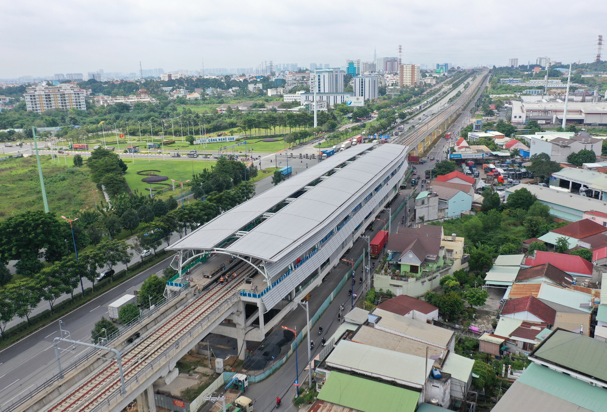 Tuyến metro số 1 (Bến Thành - Suối Tiên) TP.HCM có 11 nhà ga trên cao gồm: Nhà ga Văn Thánh, Tân Cảng (quận Bình Thạnh), ga Thảo Điền, An Phú, Rạch Chiếc, Phước Long, Bình Thái, Thủ Đức, Khu Công nghệ cao, Suối Tiên, Bến xe Miền Đông mới (TP Thủ Đức).