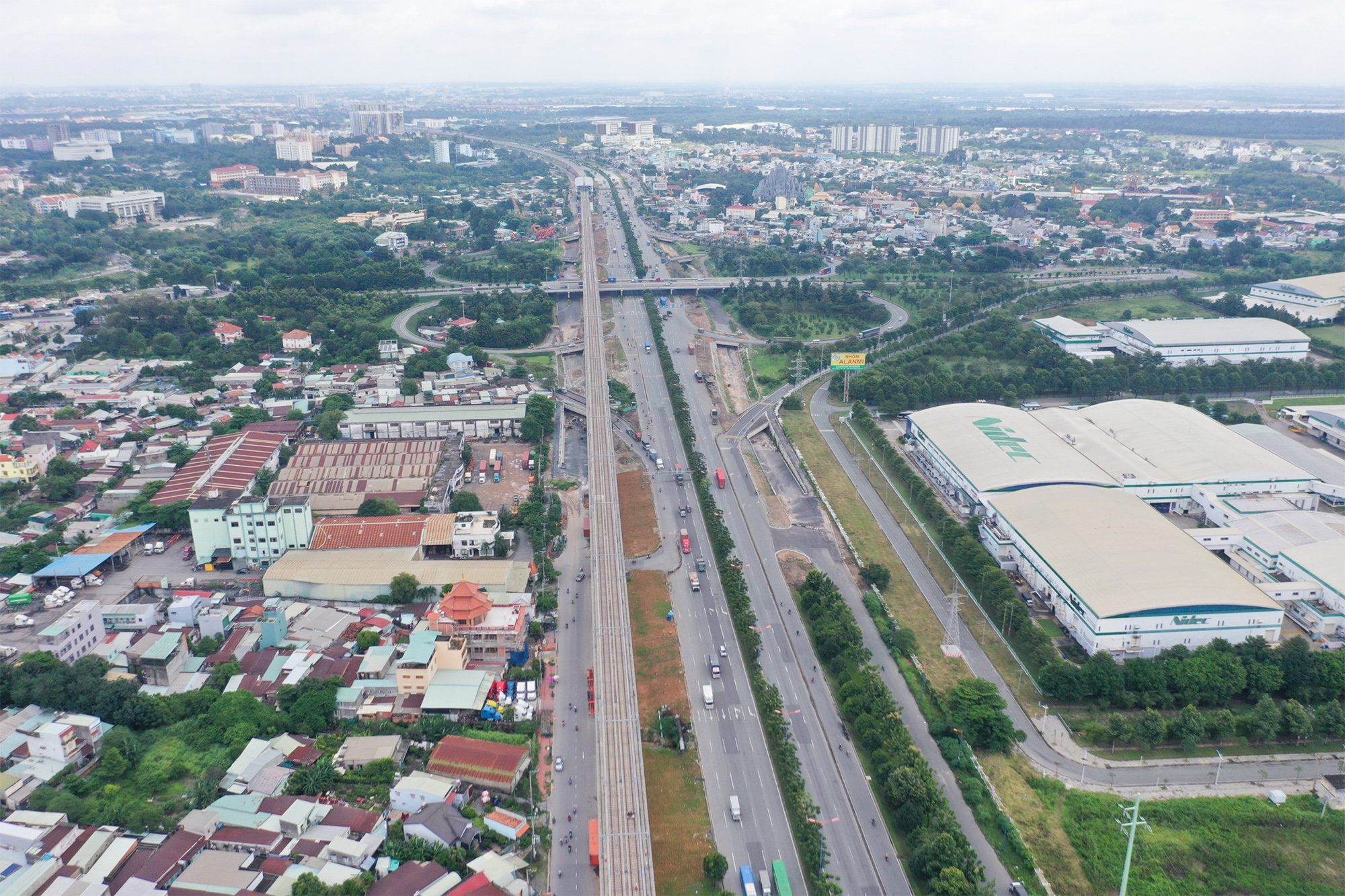 Tuyến metro số 1 dài gần 20km từ ga Bến Thành đến depot Long Bình (TP Thủ Đức) có tổng mức đầu tư hơn 43.700 tỷ đồng, hiện đã đạt gần 92% khối lượng.