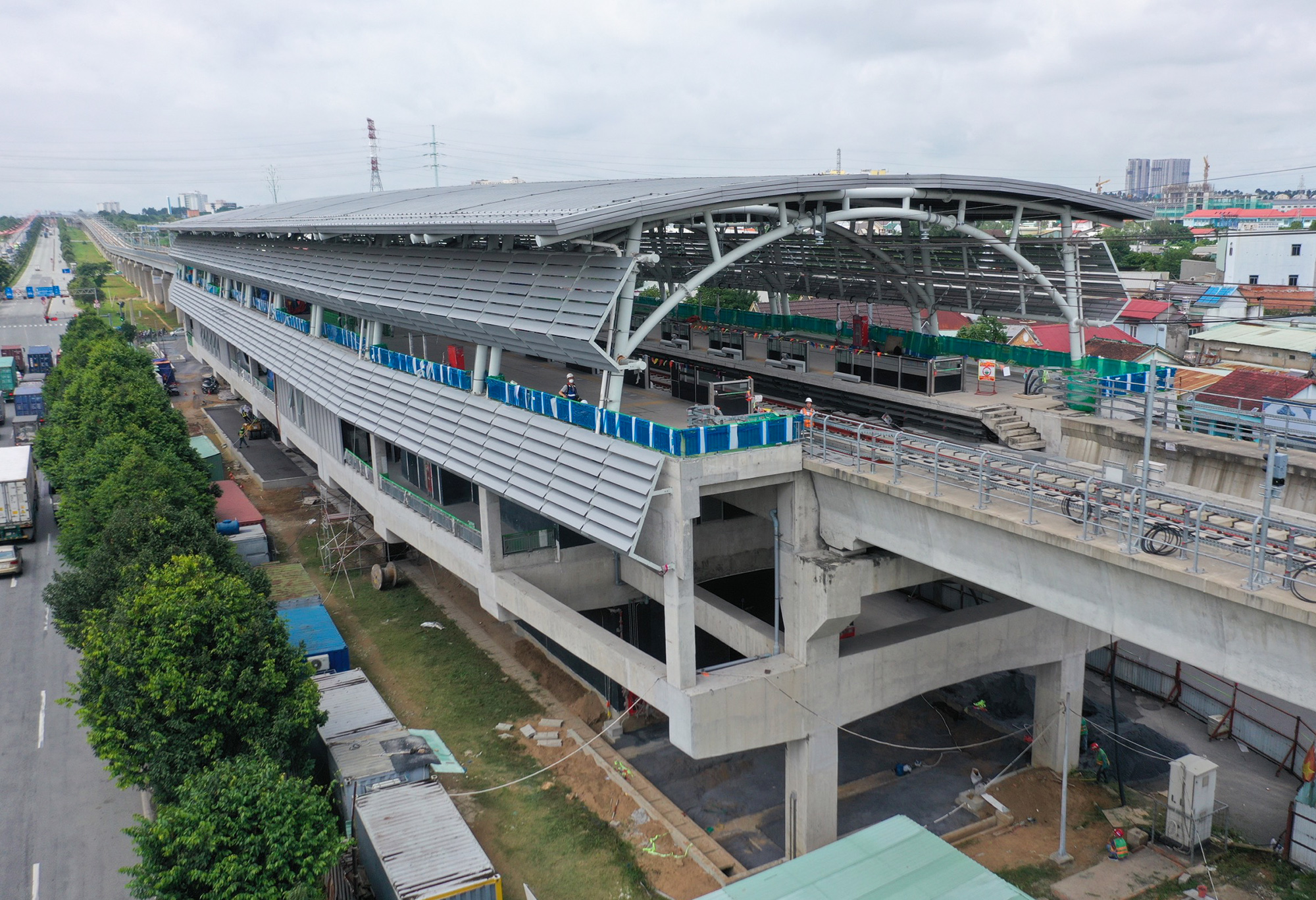 Ga Công nghệ cao có chiều dài 150m, rộng 23m, cao 22m. Nhà ga nằm giữa đoạn chạy thử lần đầu từ ga Bình Thái đến Depot Long Bình nên được chọn làm ga điển hình để hoàn thiện đầu tiên. Ông Shigeki Ihara, Giám đốc Dự án CP2 cho biết, tiến độ thi công nhà ga này hiện đã đạt 99%. 10 nhà ga còn lại nhà thầu sẽ hoàn thiện các mục chính vào cuối năm nay, ngoại trừ các công tác phụ trợ nhỏ.