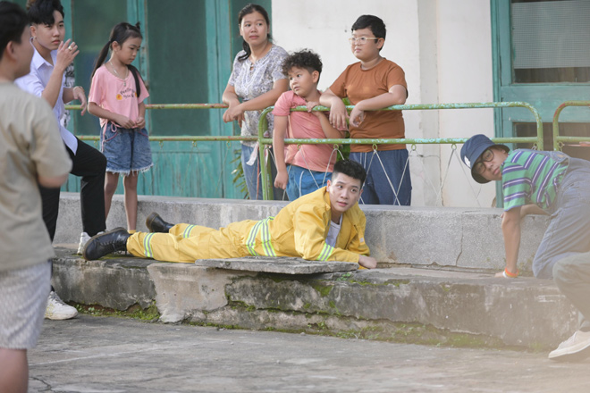 Quân A.P&nbsp;không ngại lăn xả, dù có khi mệt mỏi hay phải chịu bẩn