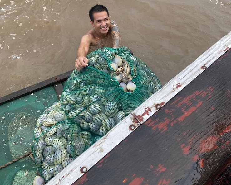 Ảnh hưởng bão Noru, hàng trăm tấn ngao dạt vào bờ biển, người dân rủ nhau đi vớt - 5