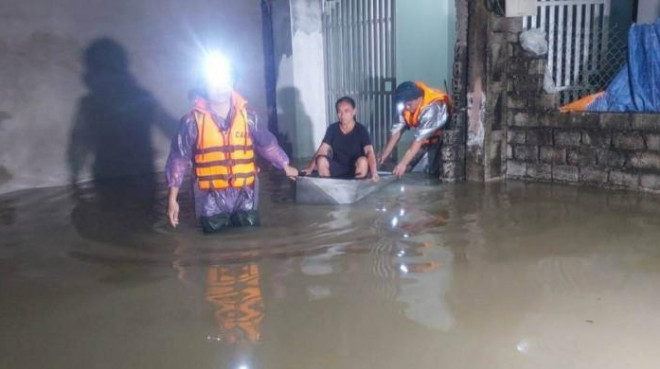 Vỡ đê ở Nghệ An, hàng trăm người dầm mưa khắc phục suốt đêm - 3