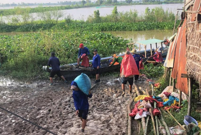 Hằng ngày người dân đem lại bãi thu mua ốc để bán cho thương lái. Ảnh: HUỲNH DU