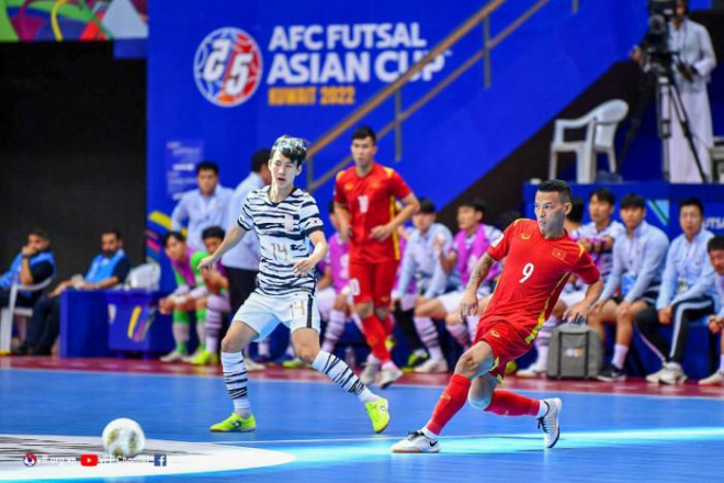 Tuyển futsal Việt Nam (áo đỏ) hướng tới thắng lợi thứ 2 tại giải futsal châu Á 2022. Ảnh VFF