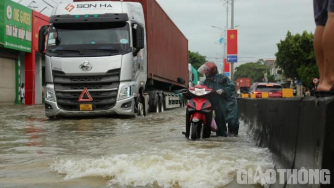 Cận cảnh xe và thuyền cùng “bơi” trên QL1 qua Nghệ An - 6