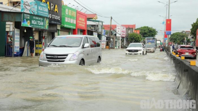 Cận cảnh xe và thuyền cùng “bơi” trên QL1 qua Nghệ An - 5