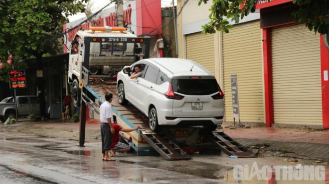 Cận cảnh xe và thuyền cùng “bơi” trên QL1 qua Nghệ An - 7