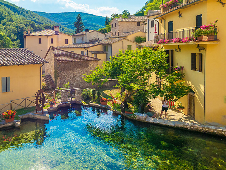 1. Rasiglia ở Umbria, Italia được mệnh danh “tiểu Venice của Umbria”, là một trong những ngôi làng độc đáo và hấp dẫn nhất nước Italia.
