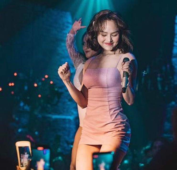 Miu Lê mặc thiết kế bodycon khi trình diễn tại một sự kiện.&nbsp;
