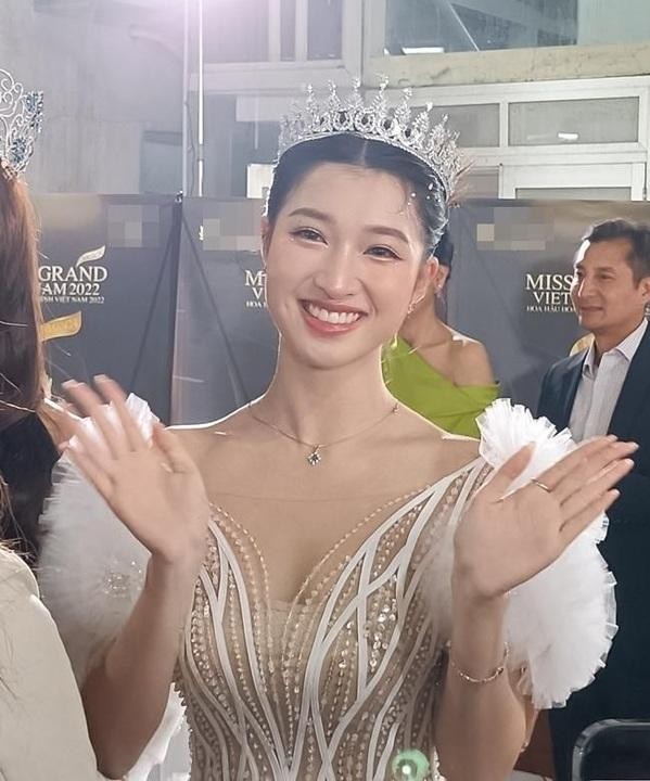 Á hậu Phương Nhi qua ống kính cam thường: Da trắng bật tông, đẹp hơn ảnh qua chỉnh sửa - 6