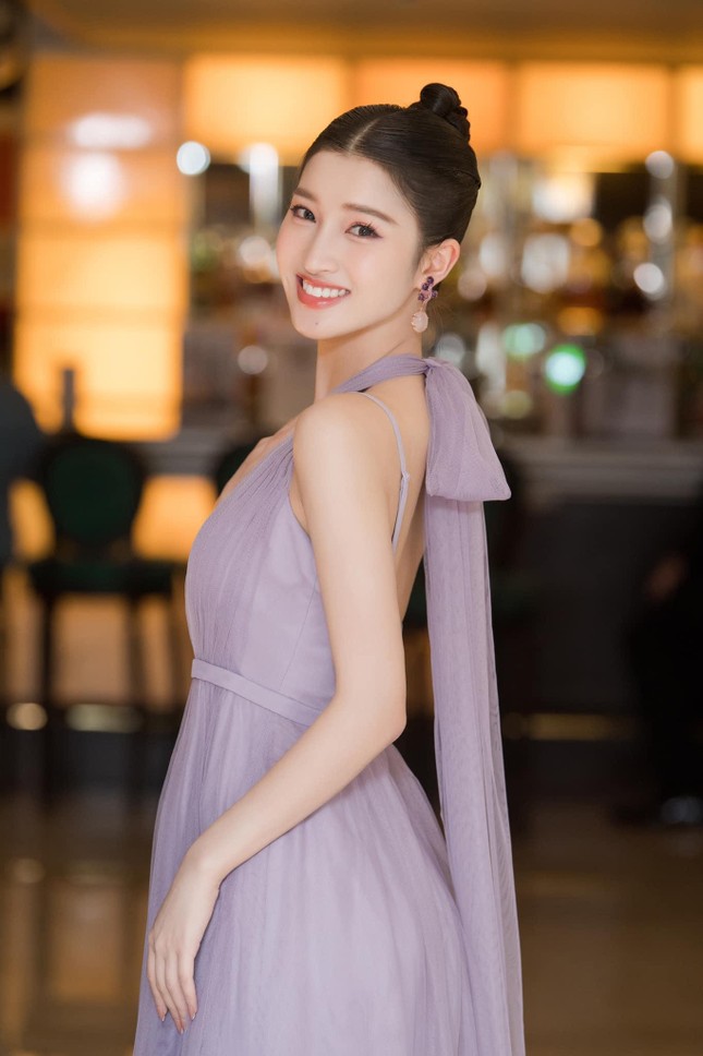 Từ khi trở thành Á hậu 2 Hoa hậu Thế giới Việt Nam 2022 đến giờ, lần nào xuất hiện trước công chúng, Phương Nhi cũng tỏa sáng với nhan sắc trong trẻo, thuần khiết của mình. Có một điều đặc biệt là dù trang điểm nhẹ nhàng, thậm chí để mặt mộc thì Phương Nhi càng được khen ngợi nhiều hơn.