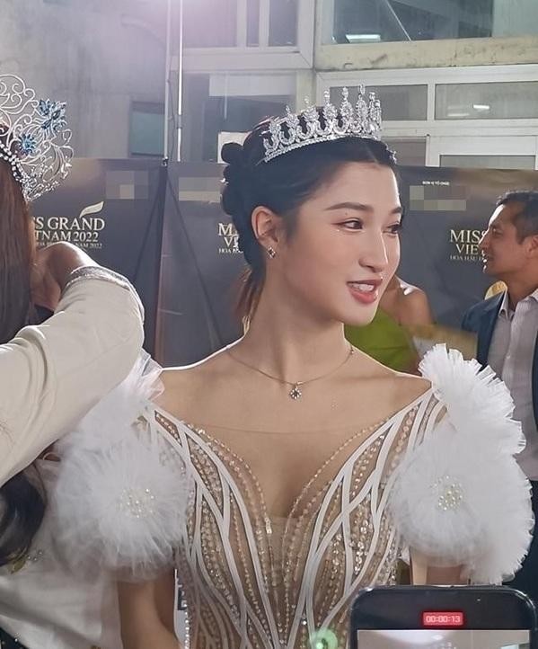 Á hậu Phương Nhi qua ống kính cam thường: Da trắng bật tông, đẹp hơn ảnh qua chỉnh sửa - 5