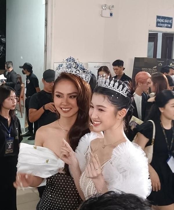 Á hậu Phương Nhi qua ống kính cam thường: Da trắng bật tông, đẹp hơn ảnh qua chỉnh sửa - 2