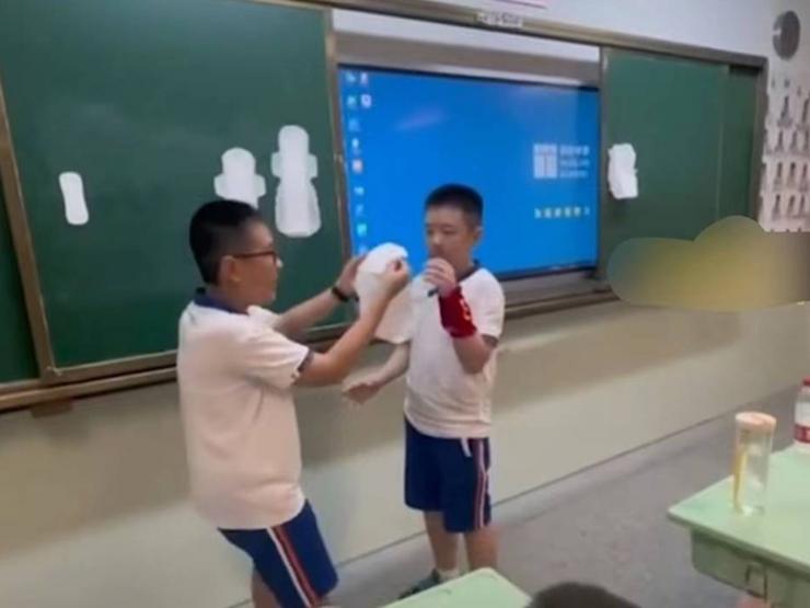 TQ: Cậu bé tiểu học đứng trên bục giảng giải thích về băng vệ sinh gây tranh cãi