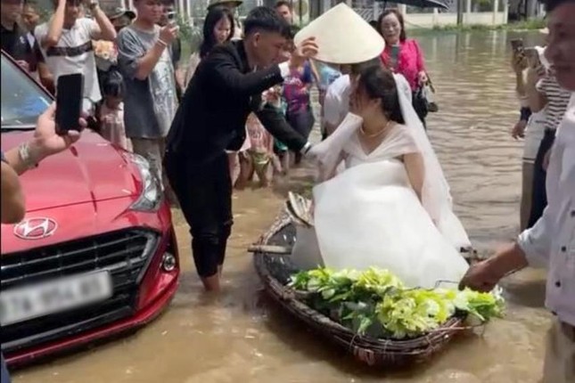 Hình ảnh chú rể Nghệ An dùng thuyền đưa cô dâu vào hôn trường. Ảnh cắt từ clip