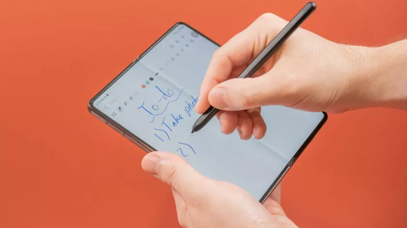 Galaxy Z Fold 4 là sản phẩm lý tưởng để sử dụng kèm bút S Pen.