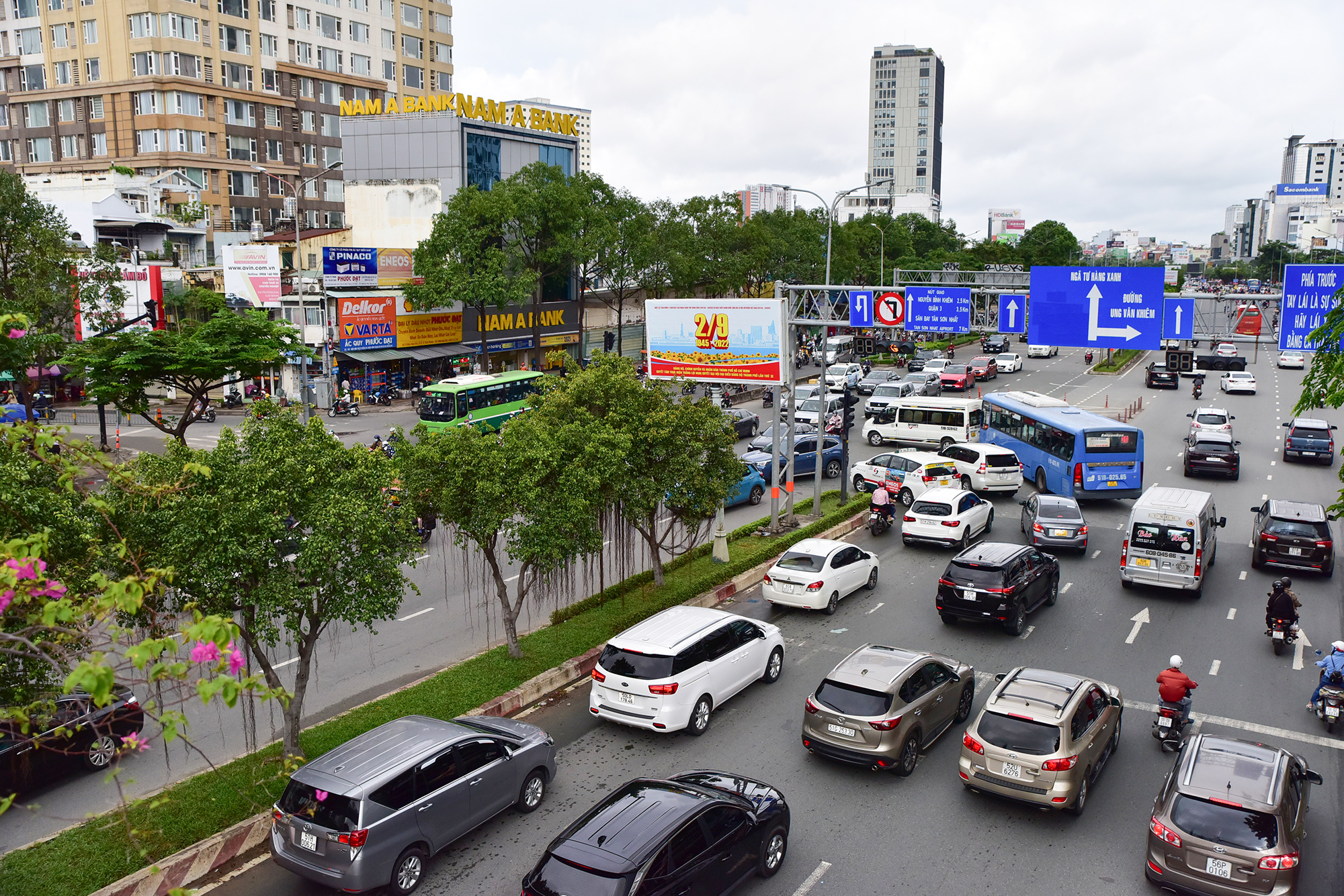 Hướng lưu thông đối với xe ô tô: cầu Sài Gòn → Điện Biên Phủ — quay đầu xe tại giao lộ Điện Biên Phủ - Nguyễn Văn Thương → Điện Biên Phủ — rẽ phải đường dân sinh cầu vượt Nguyễn Hữu Cảnh – Nguyễn Hữu Cảnh. Hướng di chuyển theo thông báo của Sở GTVT khá thuận lợi trong sáng nay.