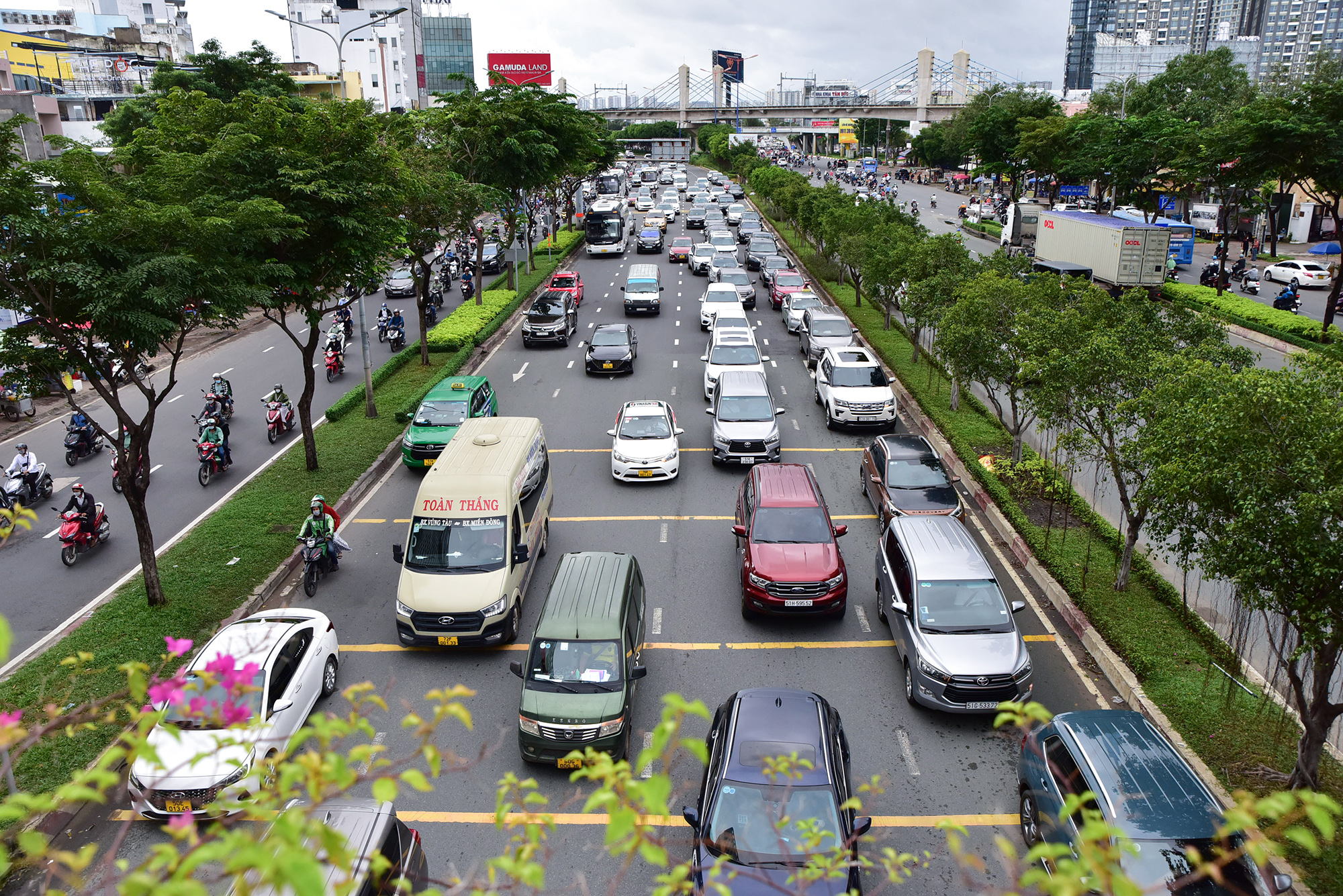 Hướng lưu thông xe 2 bánh: cầu Sài Gòn — Điện Biên Phủ — quay đầu xe tại ngã tư Hàng Xanh — Điện Biên Phủ — Hẻm 602 Điện Biên Phủ ghi nhận xe cộ di chuyển đông đúc hơn nhưng chưa xảy ra tình trạng ùn tắc.