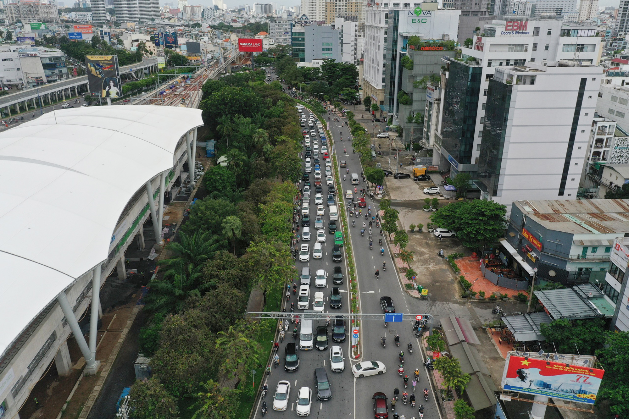 Đến 8h, khu vực dưới dạ cầu Sài Gòn xe cộ di chuyển khá ổn định khi có lực lượng CSGT điều tiết.