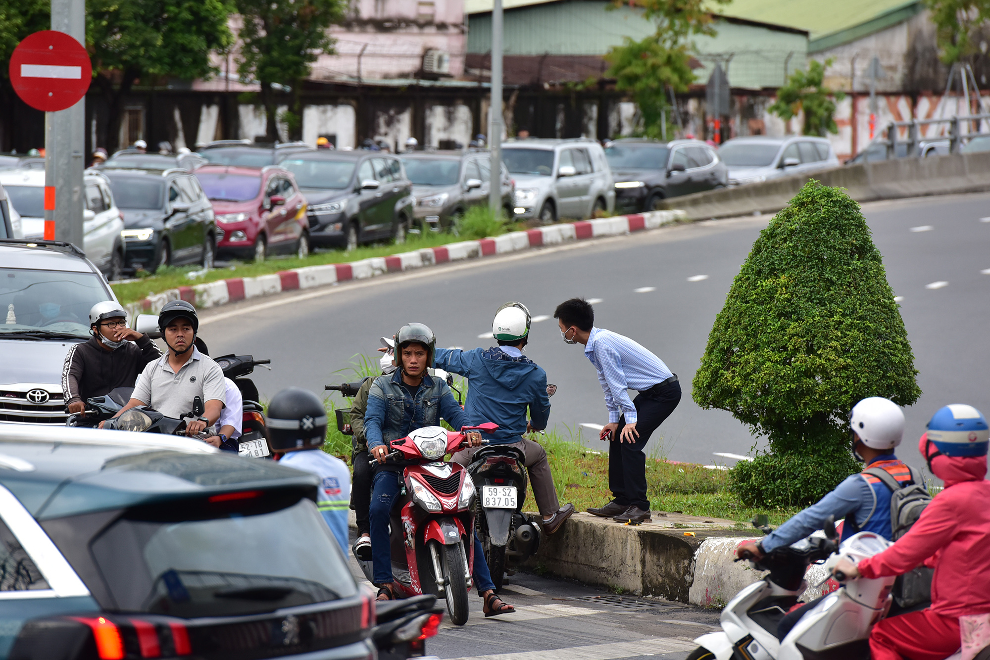 Một số người bị kẹt xe tại khu vực này cho biết, do chưa nắm được thông tin cầu bị cấm di chuyển nên sáng nay vẫn chạy theo lộ trình thường ngày. Nhiều người phải dừng xe để hỏi đường, tìm cách thoát khỏi kẹt xe.