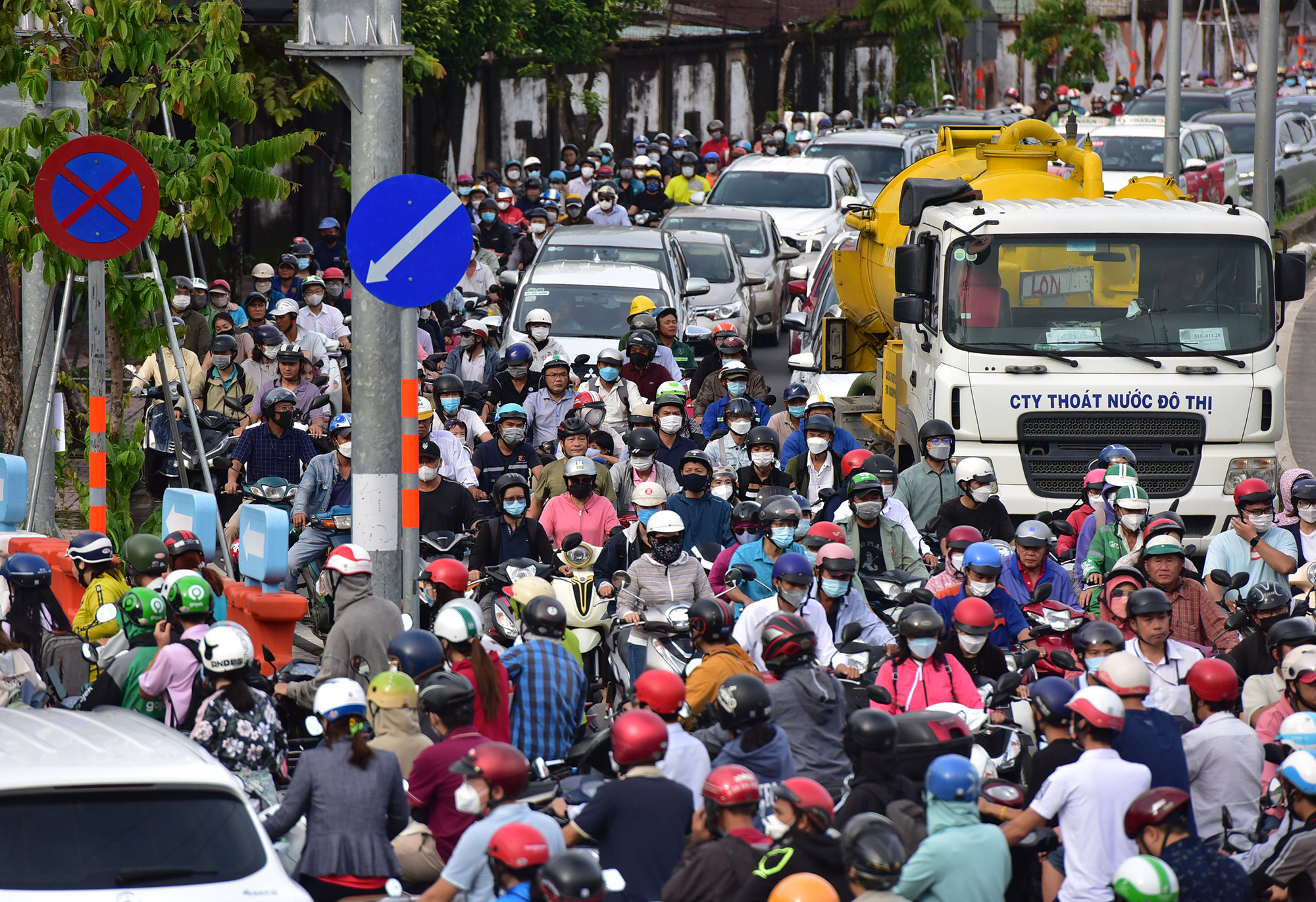 Hướng xe di chuyển từ đường Nguyễn Hữu Cảnh qua dạ cầu Sài Gòn vào đường Điện Biên Phủ cũng bị ùn tắc kéo dài.