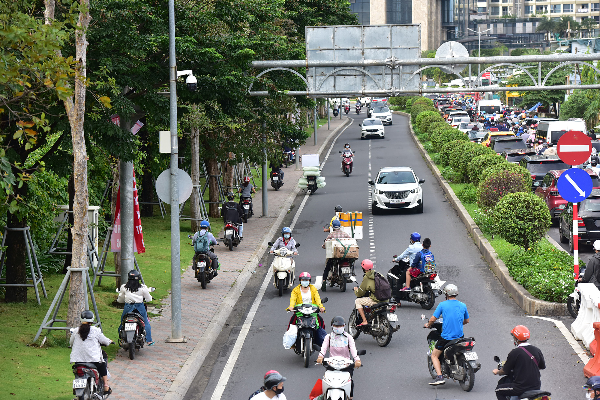 Nhiều người bị trễ giờ đành liều chạy ngược đường thành hàng dài vào khu đô thị.