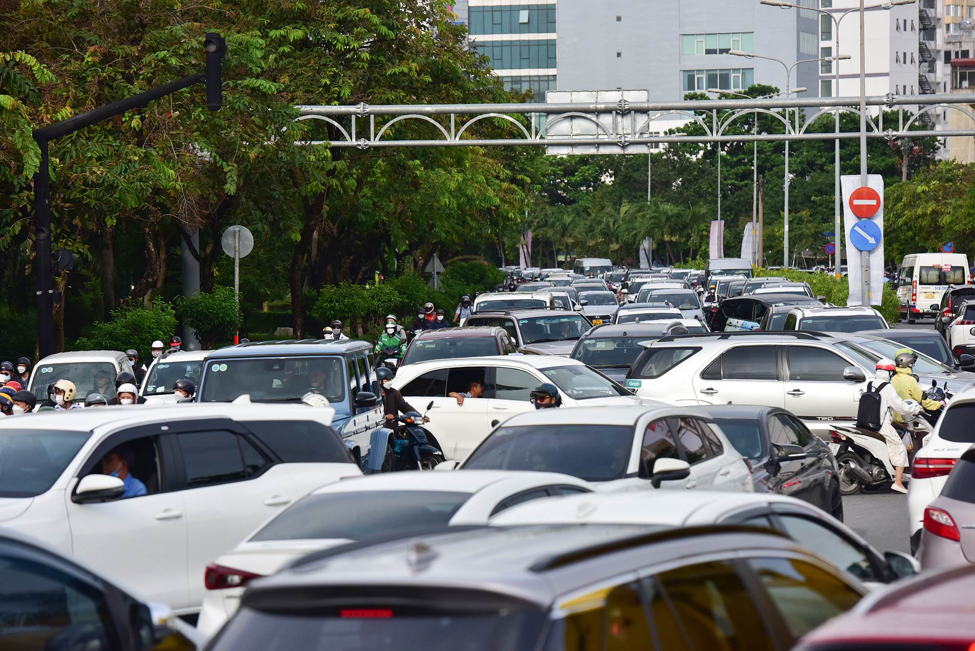 Nhiều tài xế ôtô, xe máy di chuyển tới vị trí đặt bảng cấm liền quay xe khiến giao thông khu vực này thêm hỗn loạn.