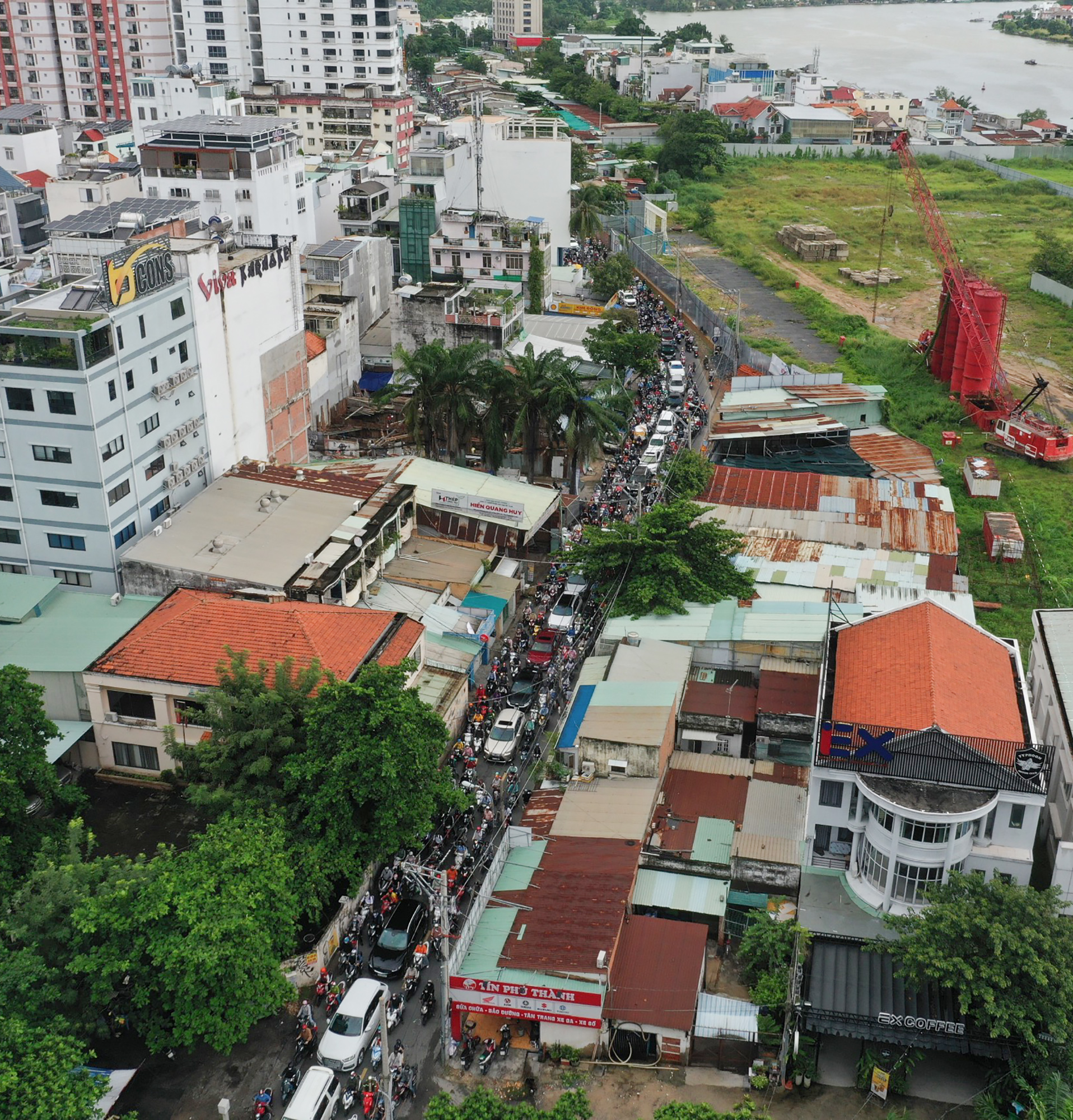 Tại khu vực giao dạ cầu Sài Gòn giao với đường Ung Văn Khiêm, Điện Biên Phủ xe cộ cùng bị ùn tắc, nhiều thời điểm không thể di chuyển trên hai tuyến đường này.