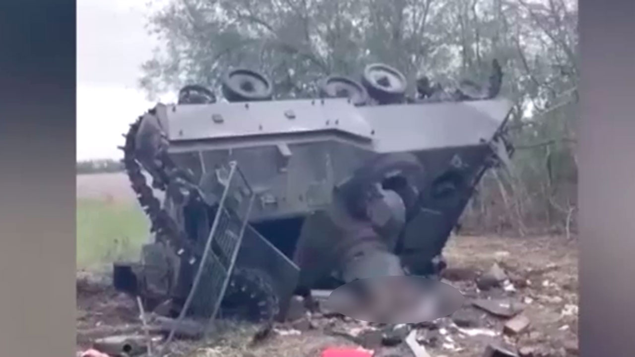 Một xe bọc thép của Ukraine bị phá hủy.