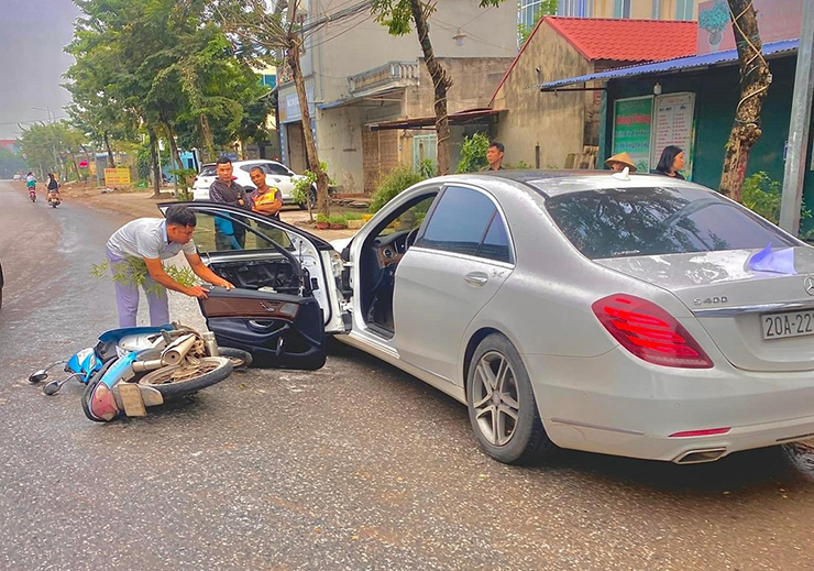 Tài xế xe máy tông gãy cửa Mercedes-Benz S400, nguyên nhân vụ việc gây tranh cãi - 5