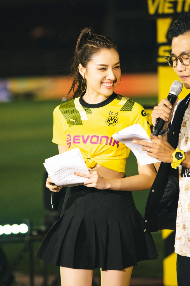 Cô xuất hiện trong trang phục áo đấu truyền thống của CLB Borussia Dortmund, váy đen ngắn trẻ trung, năng động nhưng không kém phần nóng bỏng.&nbsp;
