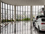 Tin tức ô tô - Clip: showroom Toyota &quot;bày binh bố trận&quot; để chống bão Noru