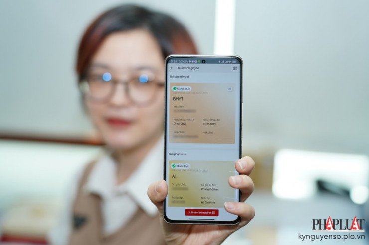 Xuất trình giấy tờ trên VNeID thay cho giấy tờ vật lý. Ảnh: MINH HOÀNG