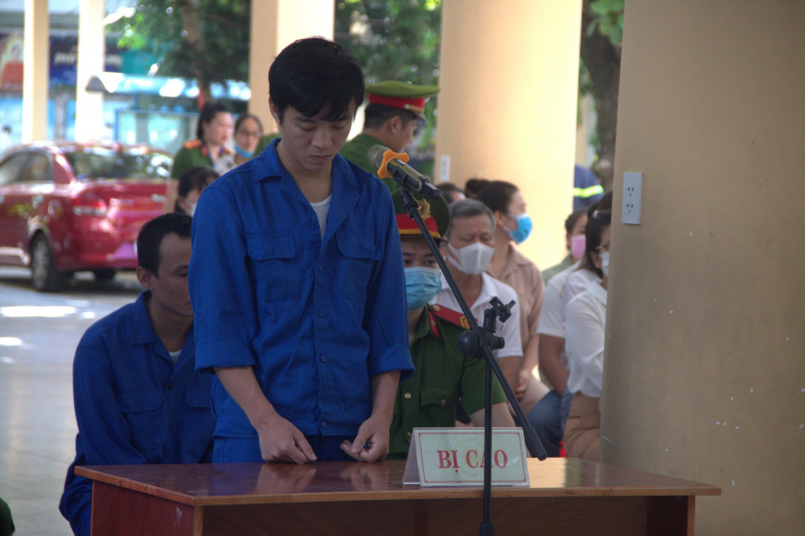 Bị cáo Lê Phú Cao cúi đầu nhận tội trước bục xét xử