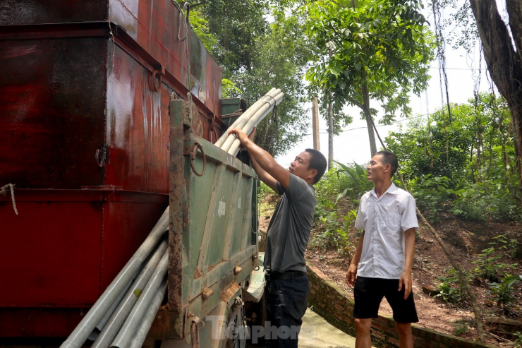 Người dân "ngóng" nước để phục vụ cho sinh hoạt - sản xuất do nhu cầu nước để phục vụ cho chăn nuôi, tưới tiêu cao. Anh Tuấn thường xuyên cháy máy vì những cuộc gọi mua nước của bà con. Có thời điểm, phải đặt trước 3- 4 ngày mới có nước để chở.