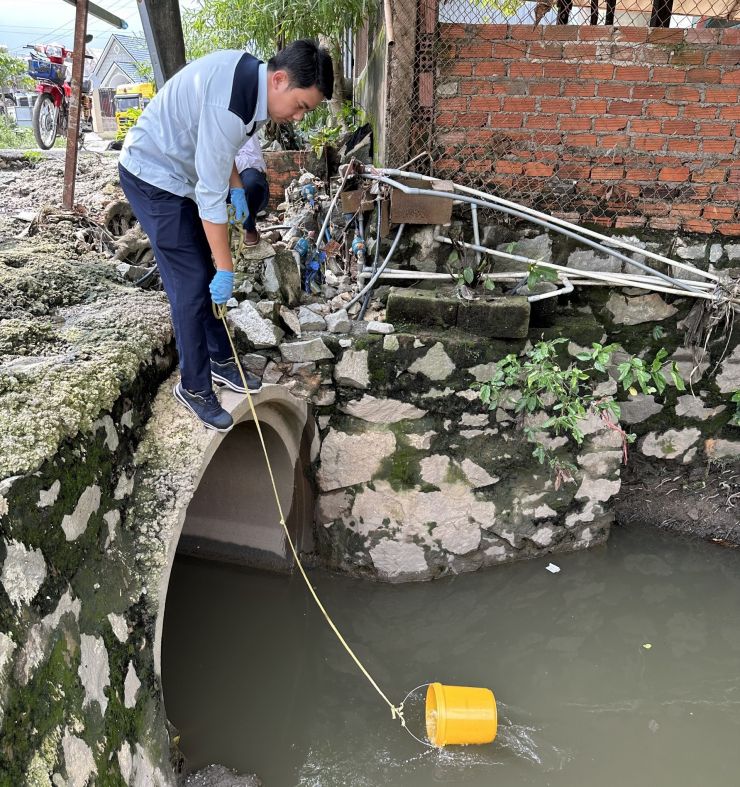 Chủ tịch Đồng Nai: Làm rõ nguyên nhân dòng nước nổi bọt trắng xóa tràn vào khu dân cư - 2