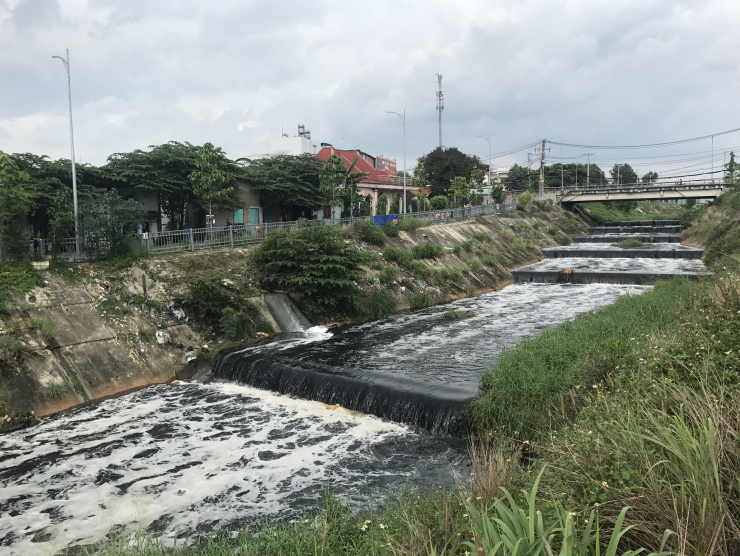 Nước kênh Ba Bò đen kịt sau những cơn mưa gần đây. Ảnh: Gia Minh