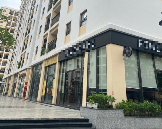 Ở khu khác, một căn shophouse thuộc dự án CityLand ở quận Gò Vấp đang được thuê kinh doanh buôn bán cà phê nhưng khá vắng khách. Nhân viên cửa hàng chia sẻ, gần đây lượng khách hàng đến thưởng thức khá yếu, ước tính giảm gần 40% so với trước đây.