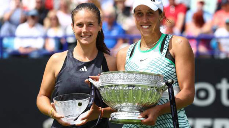 Madison Keys (phải) đánh bại Daria Kasatkina để vô địch giải&nbsp;Eastbourne International