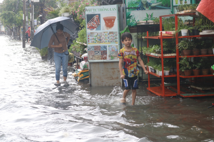 TP HCM: Mưa ngập khắp nơi, người và xe 