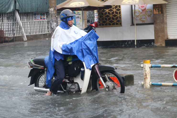 TP HCM: Mưa ngập khắp nơi, người và xe 