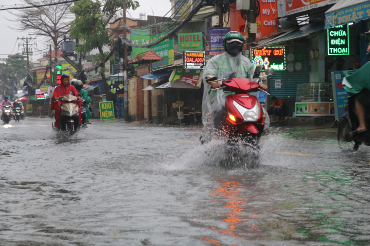 TP HCM: Mưa ngập khắp nơi, người và xe 