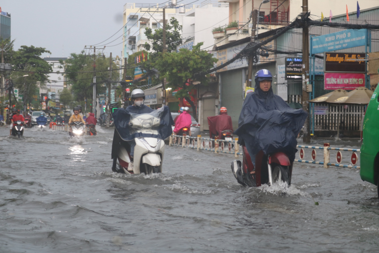 TP HCM: Mưa ngập khắp nơi, người và xe 