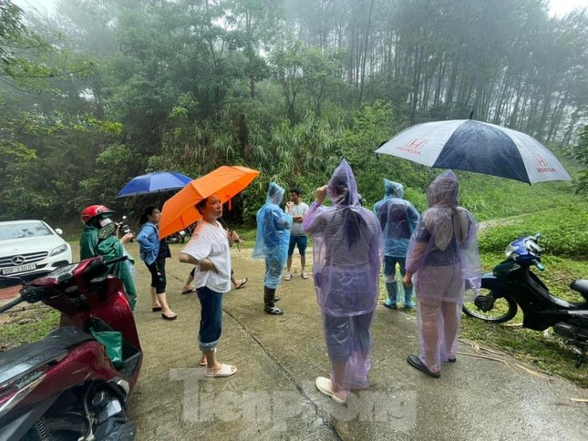 Mặc cho các ngày mưa to, lũ lớn gia đình tổ chức tìm kiếm bà Ninh suốt những ngày qua. Ảnh: Duy Chiến