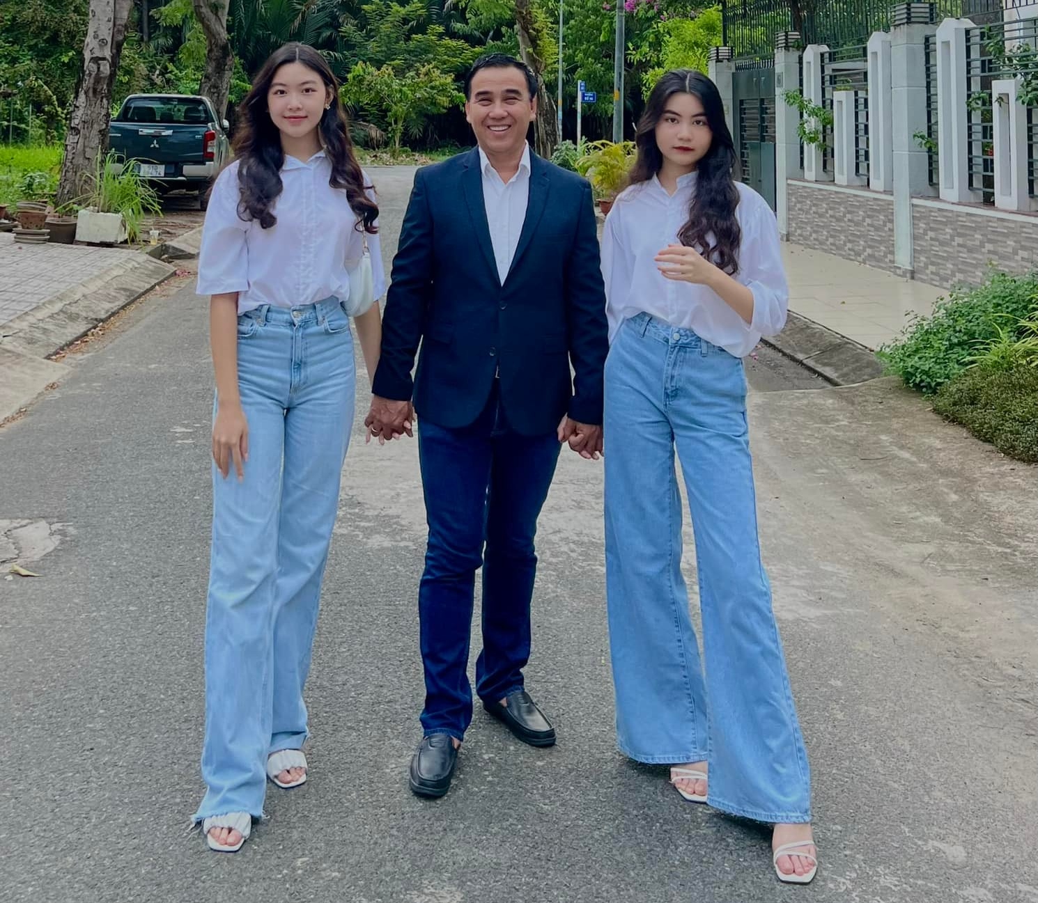 Hai con gái MC Quyền Linh đẹp trong veo, thích diện váy ngắn tôn chân thon dài - 1