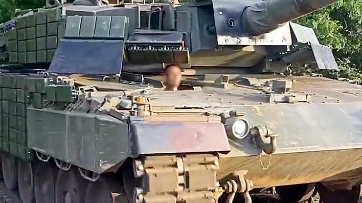 Video: Xe tăng Leopard 2A4 của Ukraine xuất hiện ở tiền tuyến với vẻ ngoài khác lạ - 1