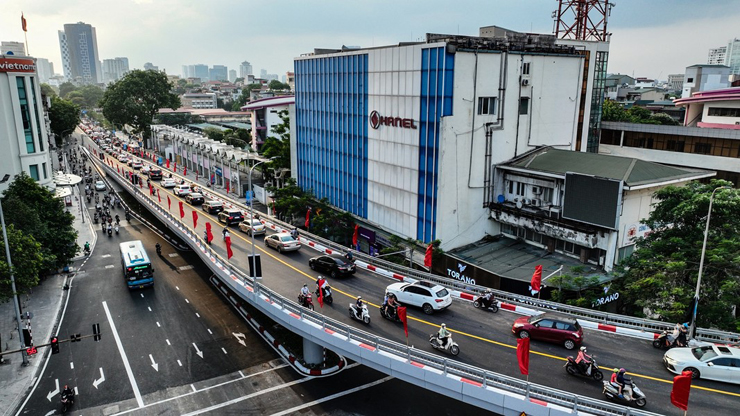 Cầu vượt chữ C Chùa Bộc - Phạm Ngọc Thạch (quận Đống Đa) chính thức được đưa vào sử dụng từ ngày 30-6. Đây là cây cầu có kinh phí xây dựng gần 150 tỷ đồng, được kì vọng sẽ góp phần giảm ùn tắc giao thông trên tuyến đường này.
